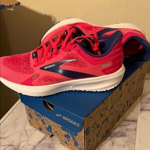 Brooks Women's Running Shoe - Hot Pink & Navy Accents